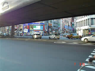 Barrio Roppongi bajo la autopista